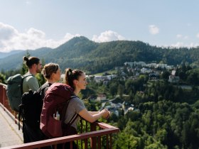 Drei Wander:innen genie&szlig;en den Ausblick am Semmering, &copy; N&Ouml;W_Robin Uthe