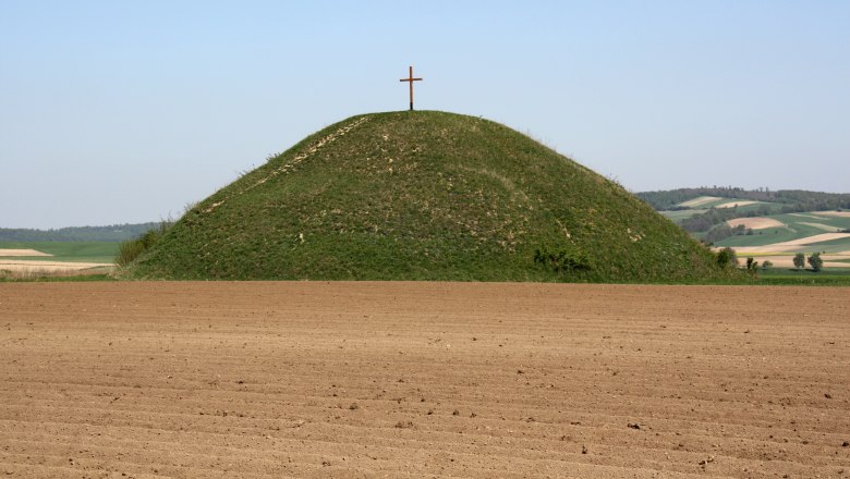 The famous burial mound of Großmugl is 15 meters high, © Landessammlungen Niederösterreich / N. Weigl