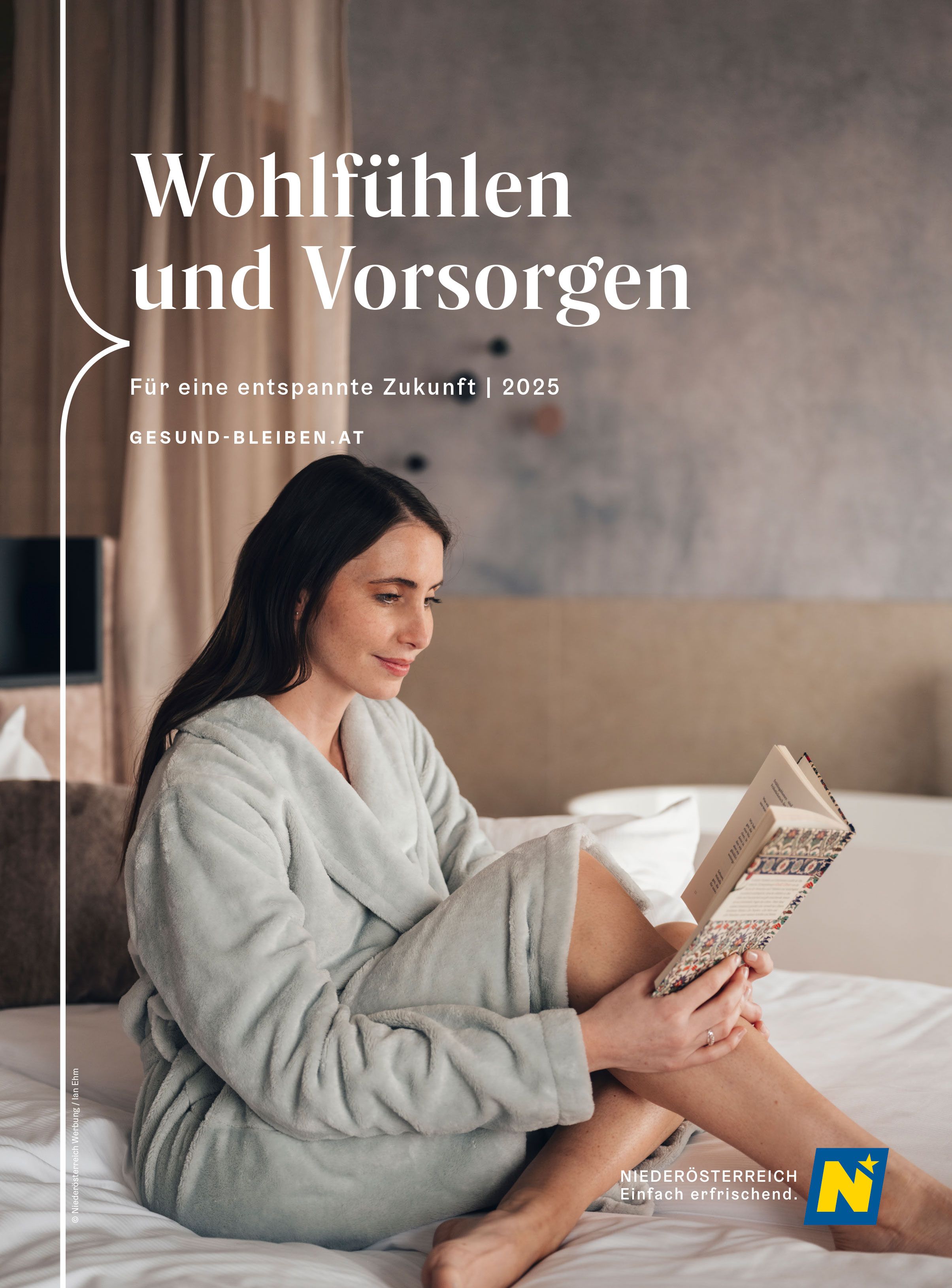 Cover der Gesundheitsbroschüre "Wohlfühlen und Vorsorgen". Abgebildet ist eine Frau, die in einem kuscheligen Bademantel auf einem Bett sitzt und ein Buch liest. 