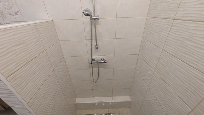 Room 1B - Bathroom, &copy; A.V. Heinrichs