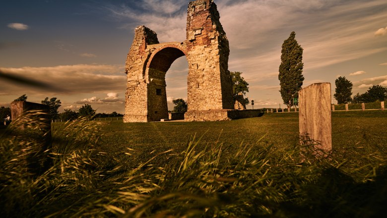 Pagan gate Petronell-Carnuntum, Roman remains of Carnuntum, &copy; Donau Nieder&ouml;sterreich, Andreas Hofer