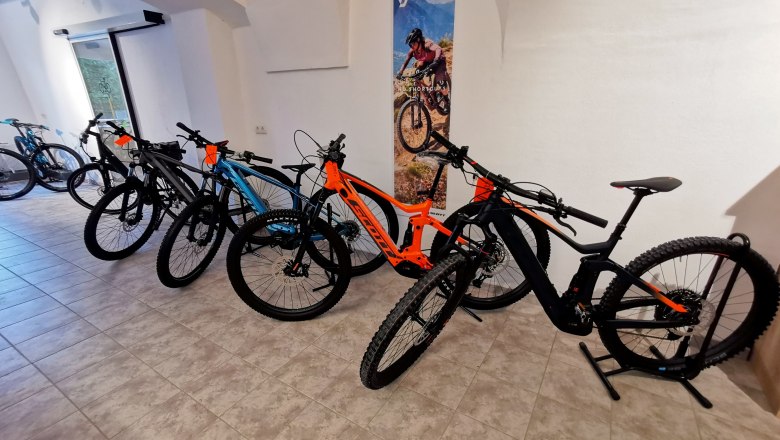 Lots of bikes in the showroom, &copy; Ybbsbach Sport
