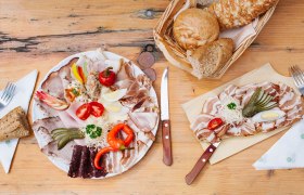 Typical Heurigen snack with regional specialties, &copy; Martina Siebenhandl