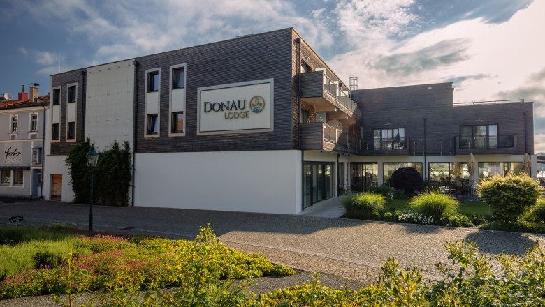 Exterior view of the Donau Lodge Ybbs with modern architecture and garden in the foreground.