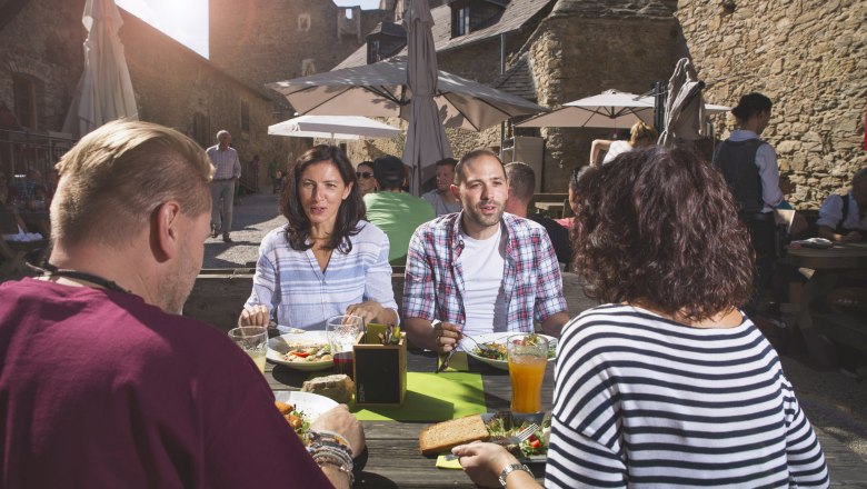 Culinary delights at the Aggstein castle ruins, © Daniela Matejschek