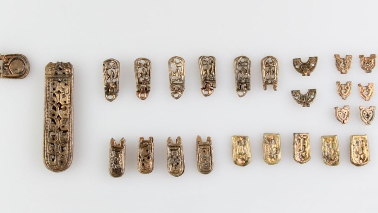Bronze belt fittings belonging to an Avar man from grave 81, © Landessammlungen Niederösterreich, UF-19018/081