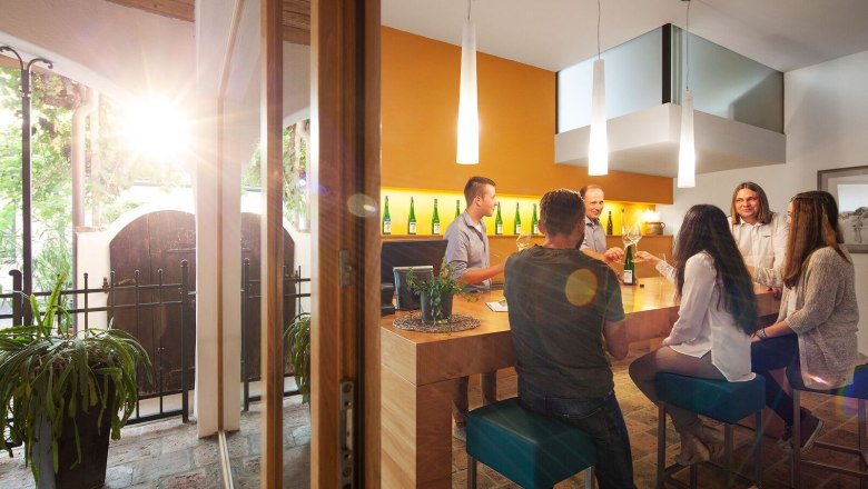 wine_tasting_c-urbanushof_-leonhard-hilzensauer_preview, &copy; Leonhard Hilzensauer