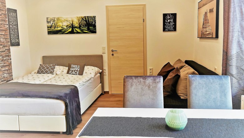Bed-sitting room with bed/couch, © Apartment Sonne, Fotograf Mag. Verena Schrammel Bed-sitting room with bed/couch, © Apartment Sonne, Fotograf Mag. Verena Schrammel