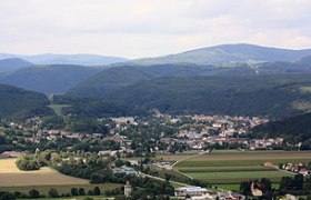 Aerial view of Pottenstein with surrounding hills and fields.