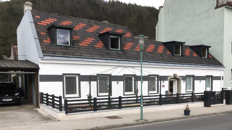 House view vacation apartment Rosengarten, © Familie Mitra View of a white house with a black fence and skylights.