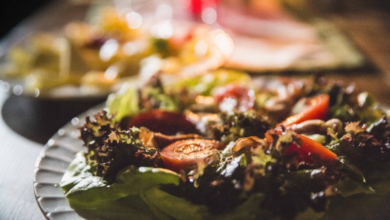 Enjoy delicacies at a wine tavern, © Daniela Matejschek