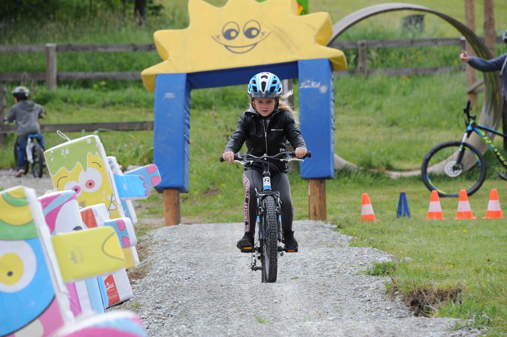 Child riding a bike in the Leopark-Fun Bikepark Semmering.