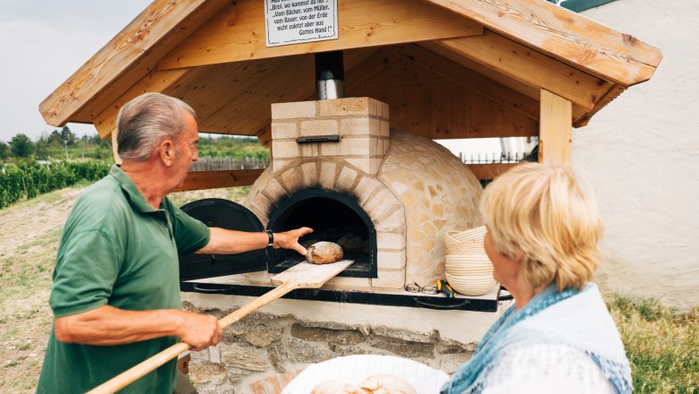 Bake bread, © Weinviertel Tourismus / Gollner