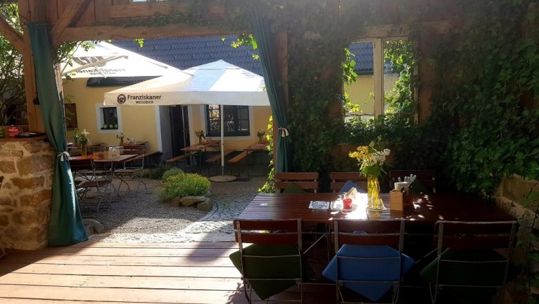 View from the gazebo into the inner courtyard, © Dorfbründl