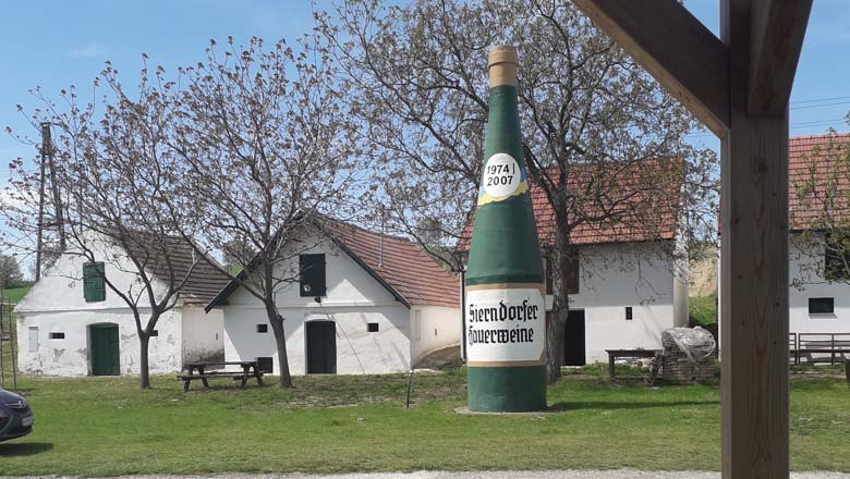 Cycle rest area on the Kellerberg, &copy; Michael M&uuml;ller