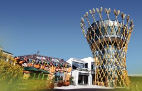 Exterior view of the Haubiversum with a tower and a crispy house.