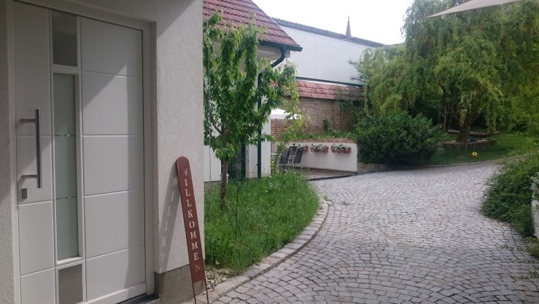 apartment-entrance-courtyard-x, &copy; Christoph Mehofer