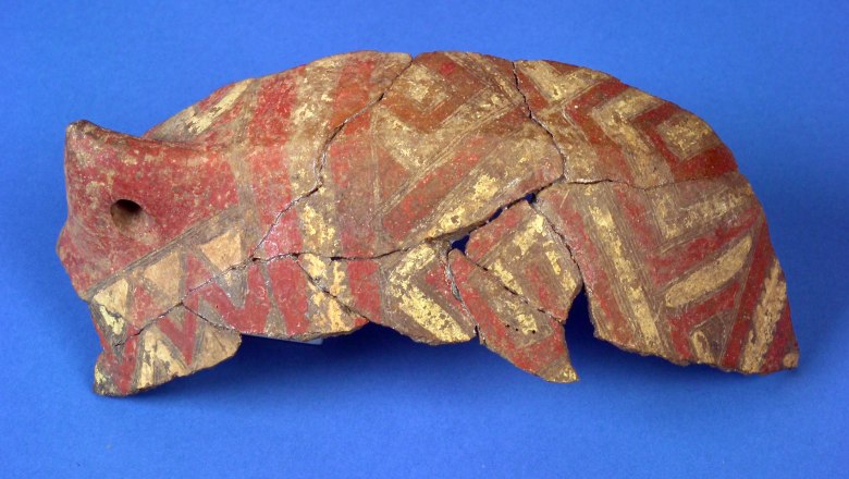Red and yellow painted fragment of a ceramic vessel from the circular ditch, © IUHA Wien/A. Schumacher