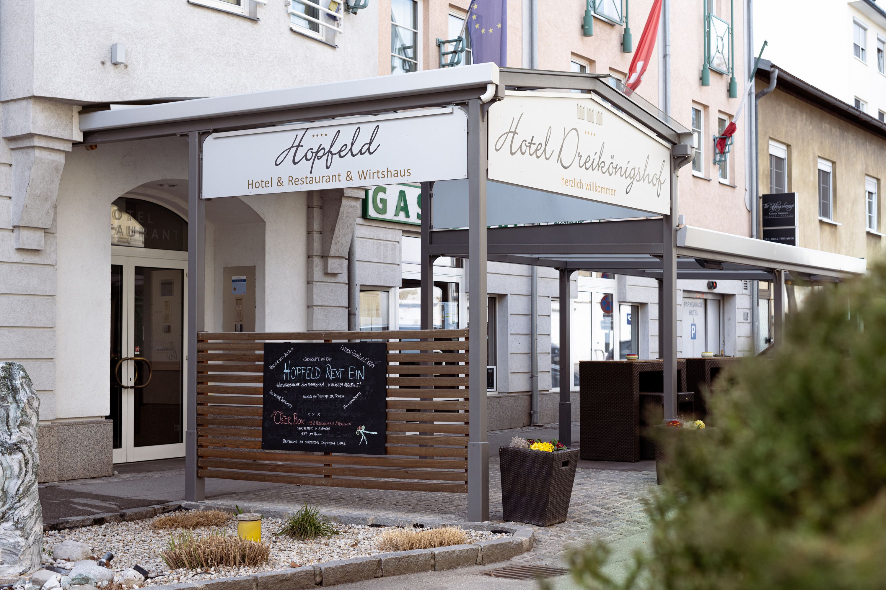 Entrance to the Hotel Dreikönigshof with restaurant and terrace.