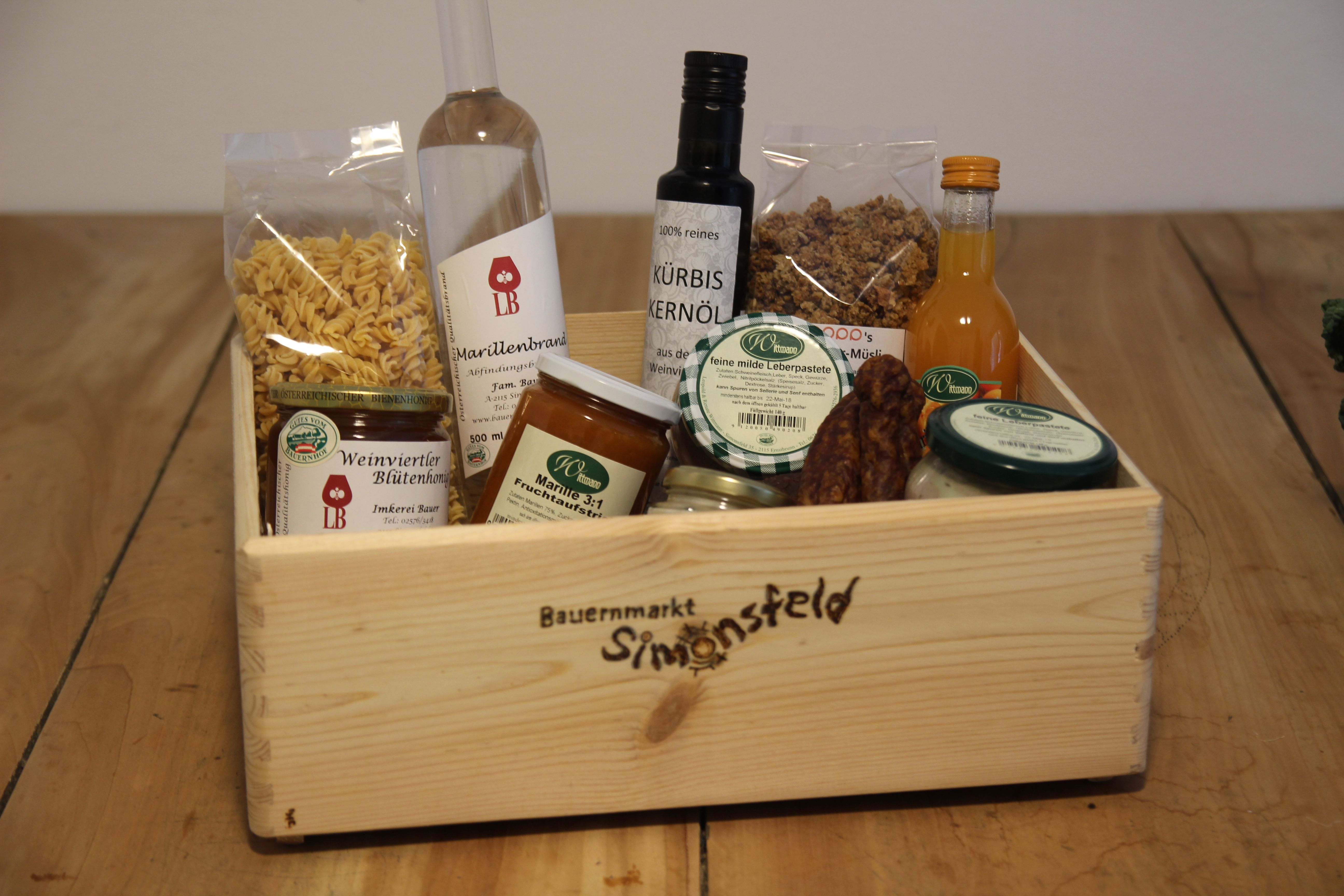 Wooden box with regional products such as oil, honey, jam and pasta.