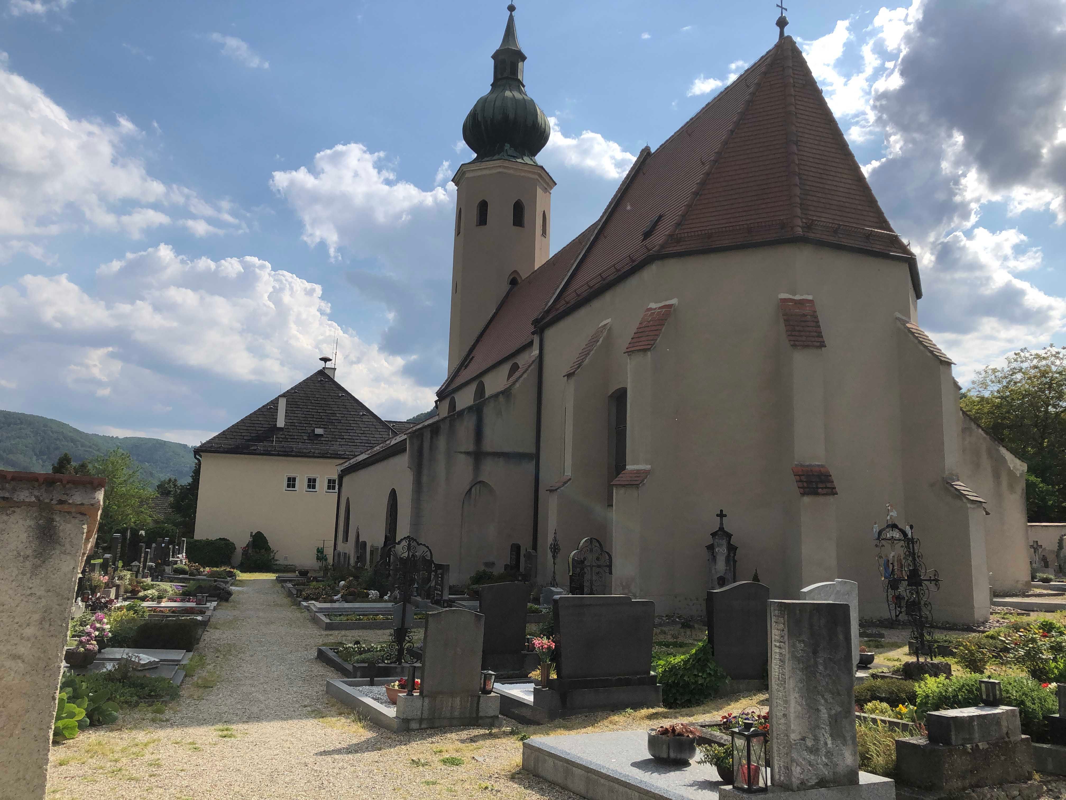 Church in Aggsbach Markt with cemetery in the foreground.