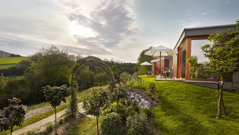 Vienna Alps bed: "Bett in da Wies'n", © Bene Croy Modern accommodation in a green landscape with sunshades and garden.