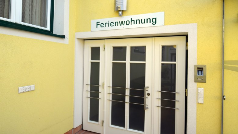 Apartment main entrance, © Regina Petric