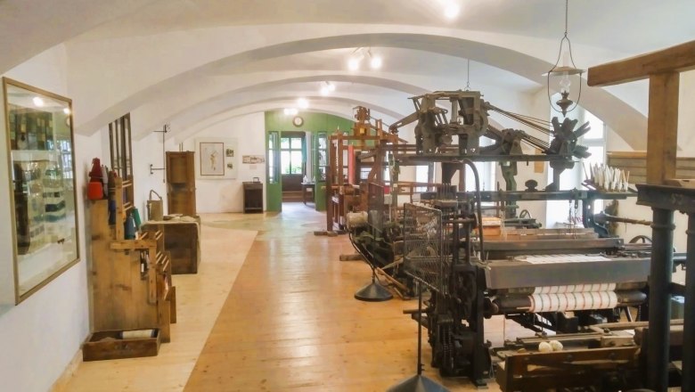 Looms industrialized with punched tape