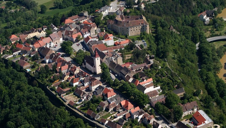 Aerial view of the town of Drosendorf with historic buildings and green surroundings.