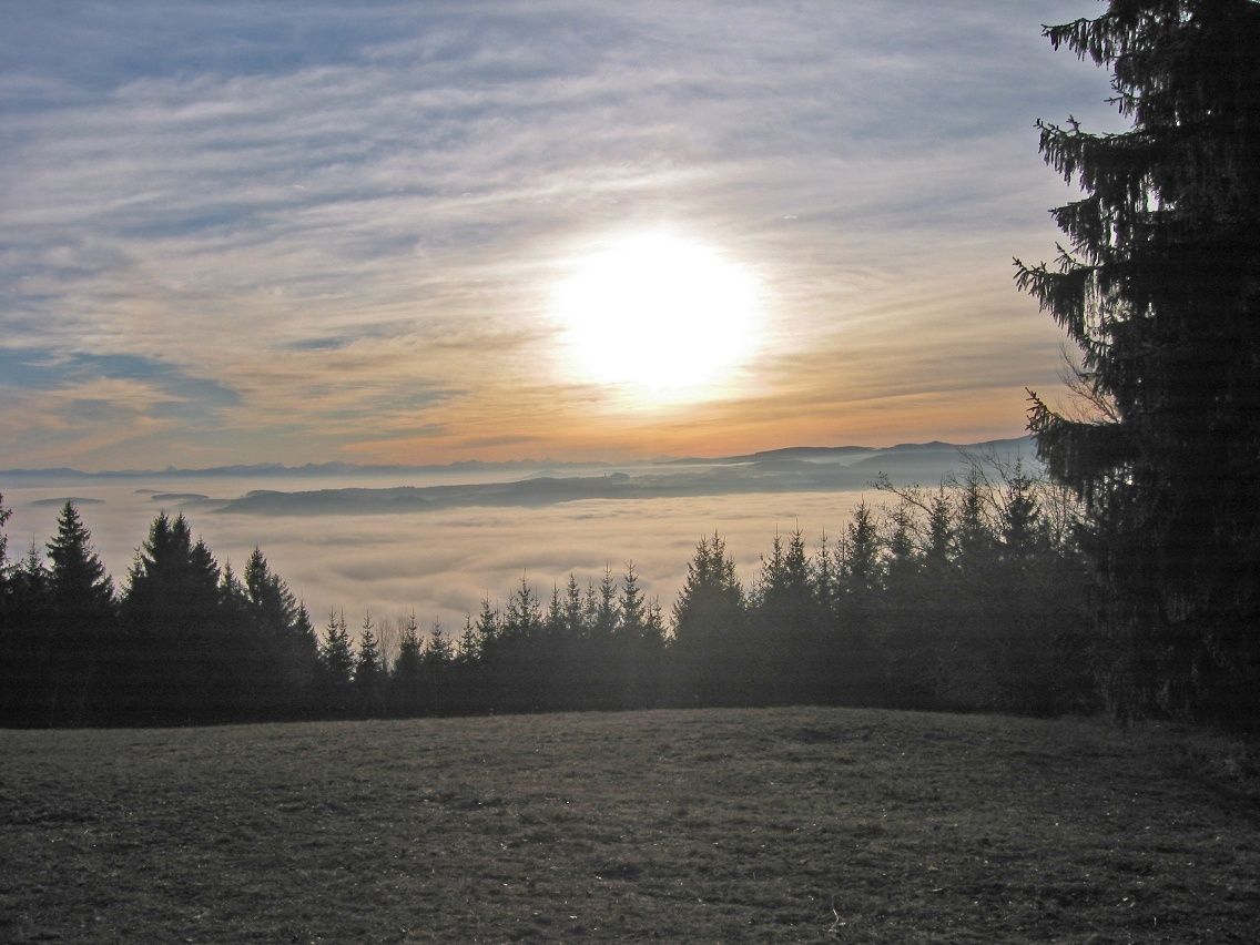Traunfellnerweg in winter with a view of the mountains