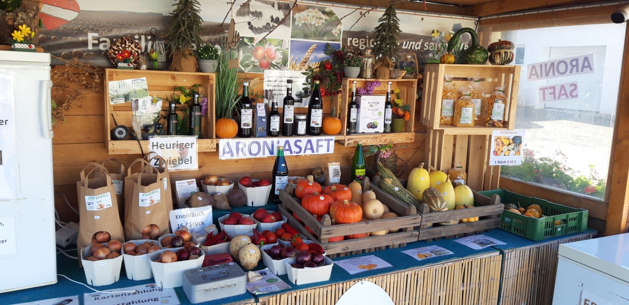 A stall selling regional products such as pumpkins, onions and aronia juice.