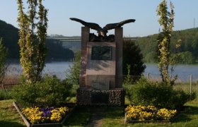 Monument by Wilhelm Kress in Tullnerbach in front of a lake.