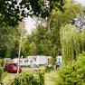 Camping Platz mit Wohnwägen und Wohnmobilen