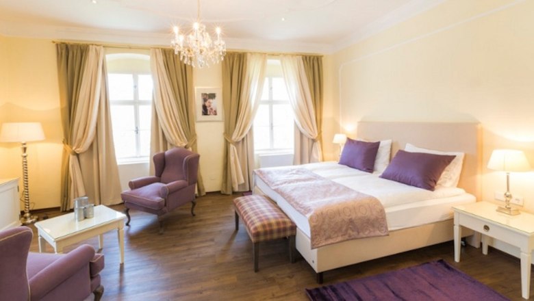 Baroque country farm Burkhardt, © Burkhardt Elegant bedroom with double bed, purple accents and chandelier.