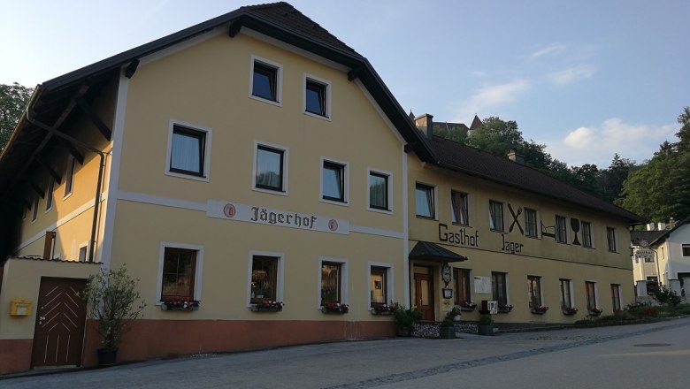 Yellow building with the inscription 'Gasthof Jäger' and 'Jägerhof'.