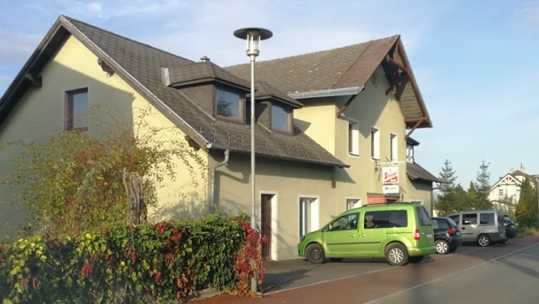Gasthaus Kern in Prinzersdorf with parked cars and lantern.