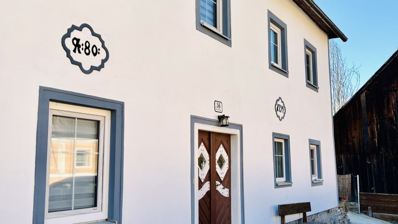 House front, &copy; v