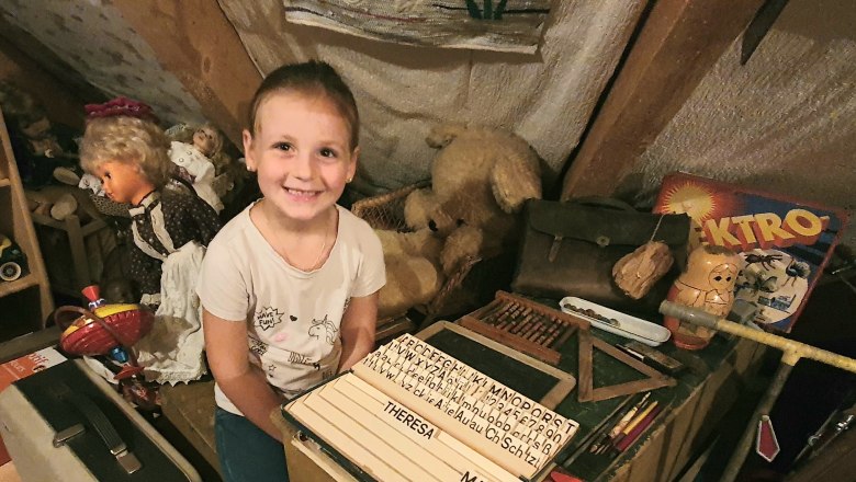 Theresa practicing as a preschooler at the setting box, © Raritäten Privatmuseum