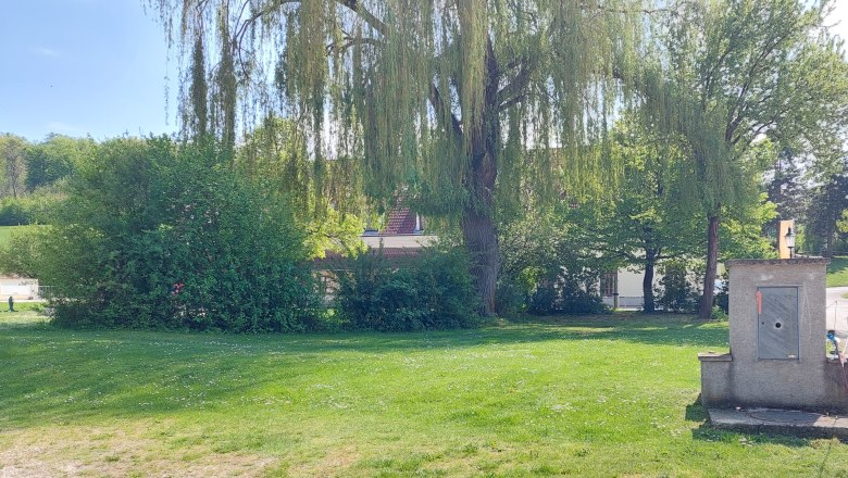 Campsite Loosdorf, © Gemeinde Fallbach Green meadow with trees and a small building in the background.