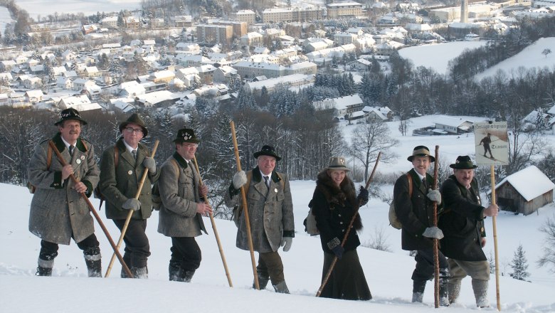 The nostalgic ski group Traisen poses for a group photo., © Reinhard Wallentin