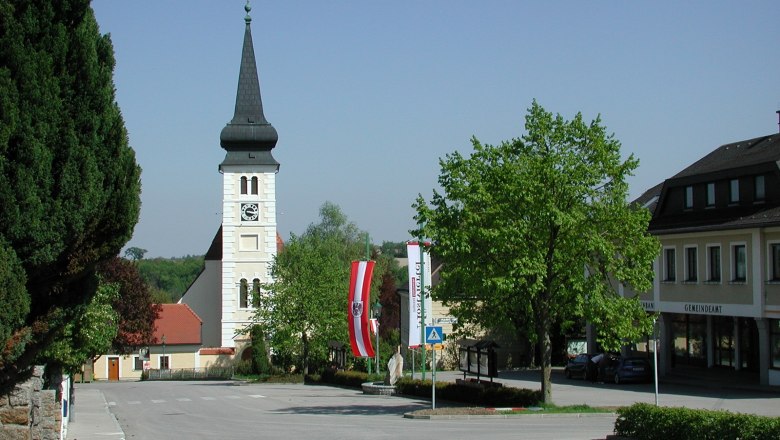 Market square in Ferschnitz with church and parish office.
