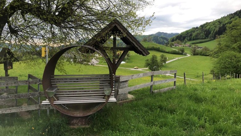 Listening chair and cider fountain, © Eisenstraße Niederösterreich