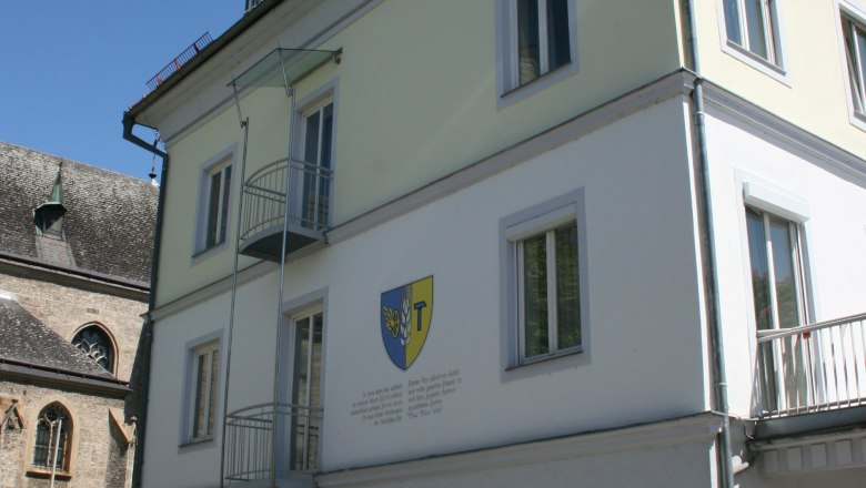 St. Valentin municipal office building with coat of arms on the fa&ccedil;ade.