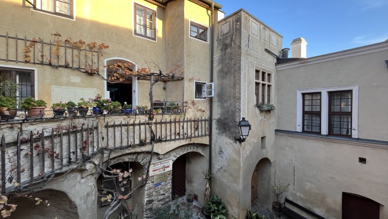 Pension Altes Rathaus in Dürnstein, © Familie Fürtler Inner courtyard of the Pension Altes Rathaus in Dürnstein with plants and old buildings.