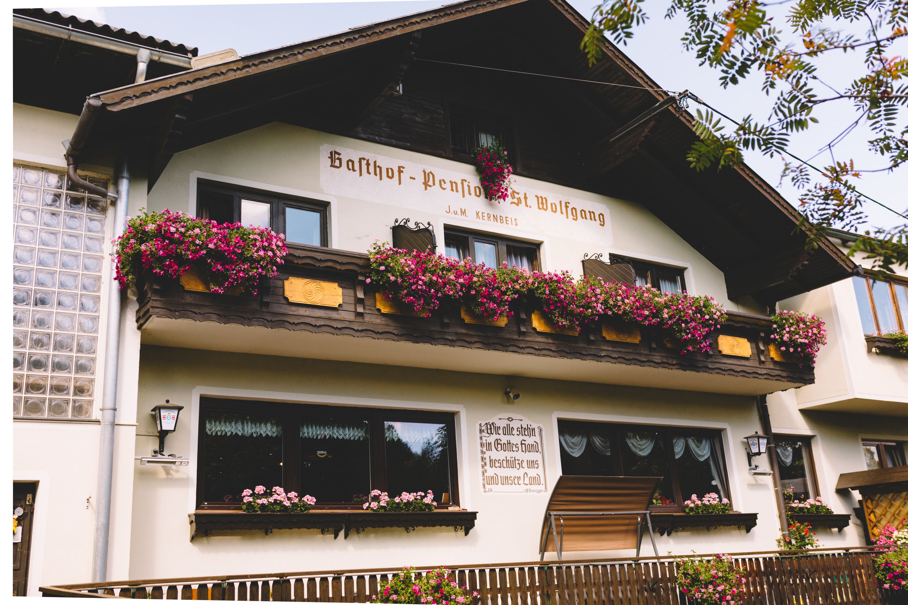 Gasthof-Pension St. Wolfgang with a balcony decorated with flowers in Kirchberg am Wechsel.