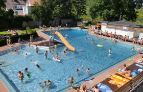 Outdoor pool of the market town of Gumpoldskirchen, © Harald Nirschl