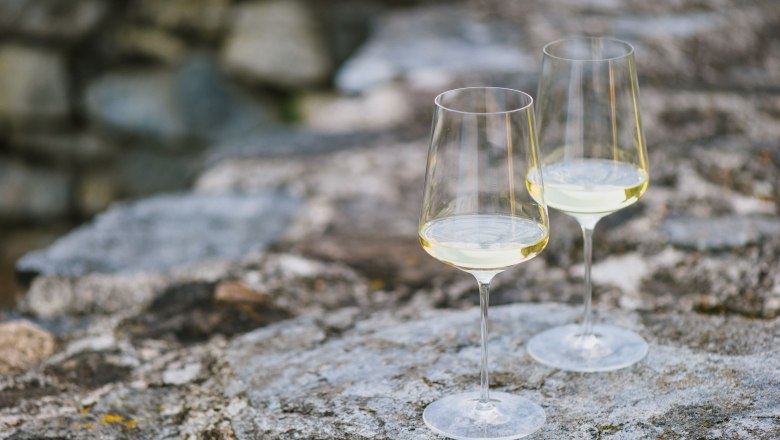 White wine in a glass, © Martina Siebenhandl