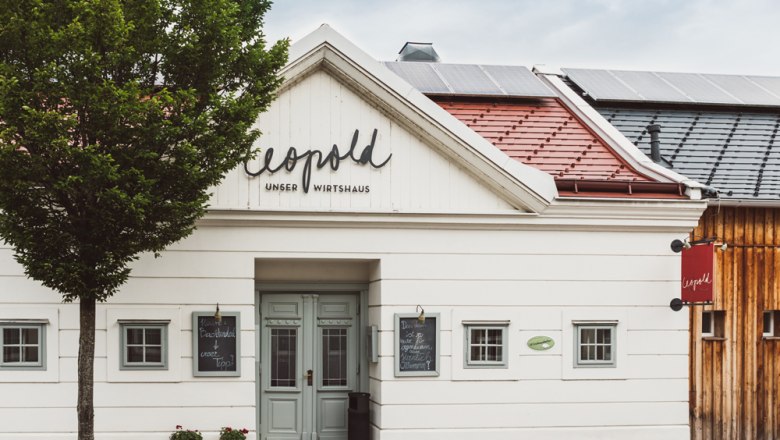 Traditional inn with wooden fa&ccedil;ade and solar panels on the roof.
