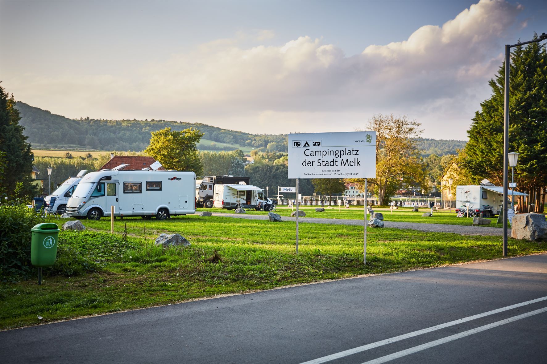 Campsite in Melk with mobile homes and a sign in the foreground.