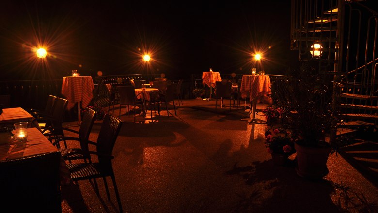Terrace at night, © Hotel des Glücks